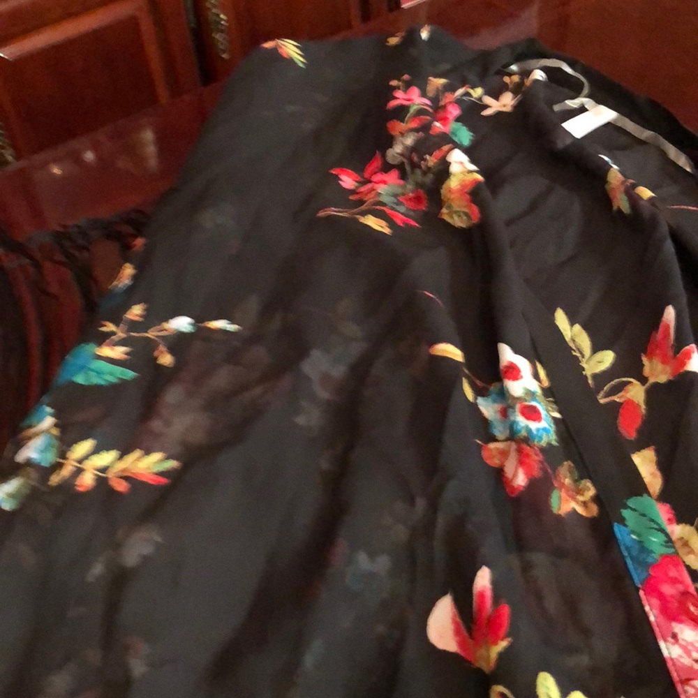 NWT fringed bottom wrap in black/floral polyester